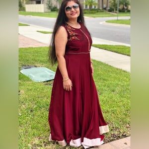 Indian long dress in large size comes with matching dupatta.